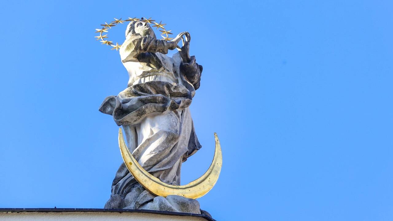 Eine prächtige Maria Immaculata thront über der Salzburger Altstadt.  