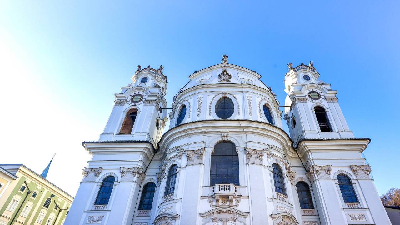 Blick auf die prächtige Schaufassade der Salzburger Kollegienkirche.  