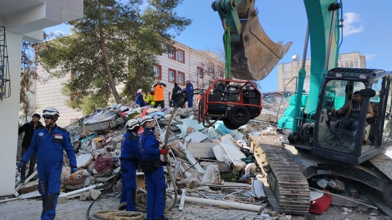 Mitglieder der Saruv im Einsatz in der Erdbebenregion.  