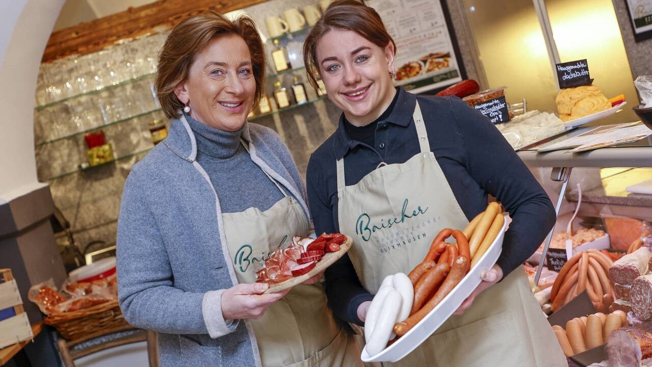 Hier geben die Frauen den Ton an: Gabriele und Anna Baischer in der Dorfmetzgerei Elixhausen. 
