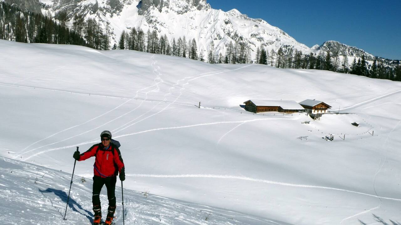 Der Anstieg auf die Koreinhöhe mit Blick auf die Karalm und den Fritzerkogel.<br /> 