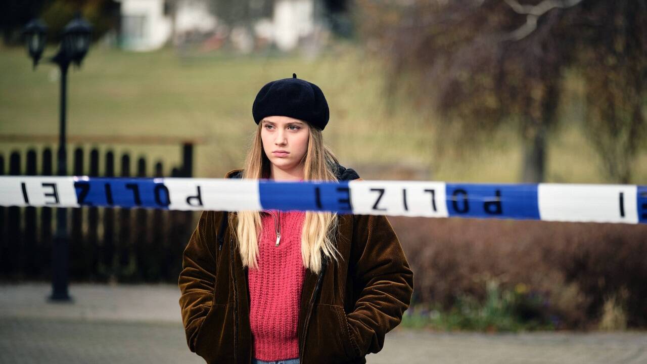 Toni (Carlotta Bähre) hofft, endlich etwas über den Tod ihrer Mutter zu erfahren. 