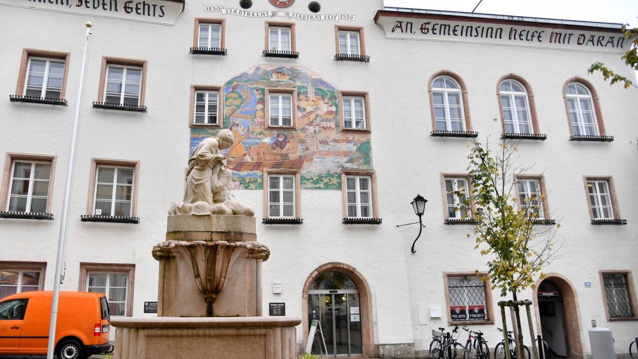 Das Halleiner Rathaus auf dem Schöndorferplatz.  Das Halleiner Rathaus auf dem Schöndorferplatz.
