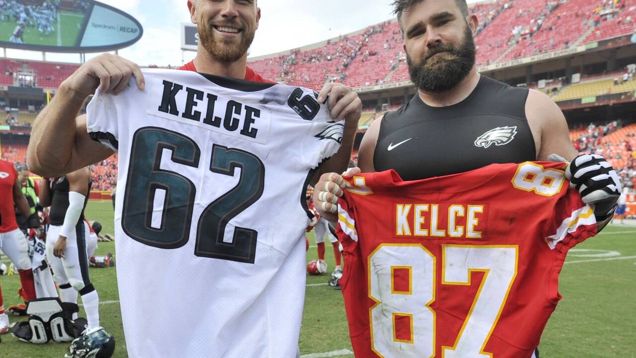 Ein Bruderduell: Travis (l.) und Jason Kelce. 