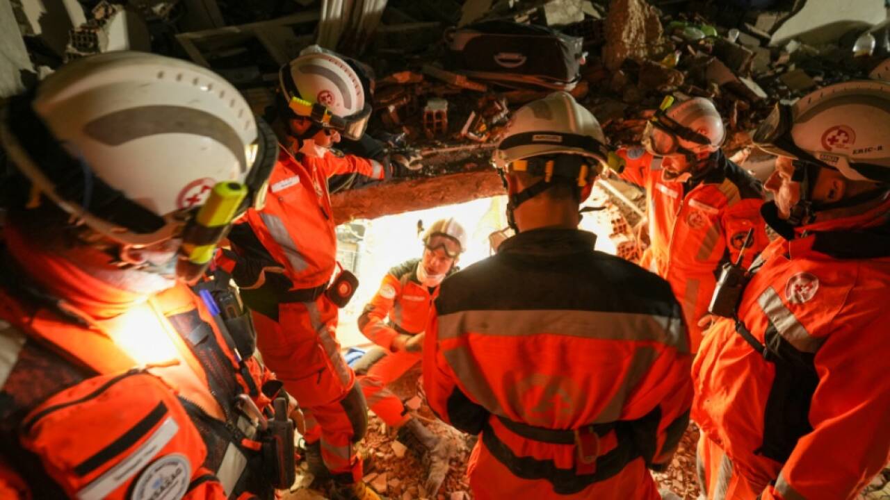 Rettungskräfte finden auch vier Tage nach dem Beben Überlebende 