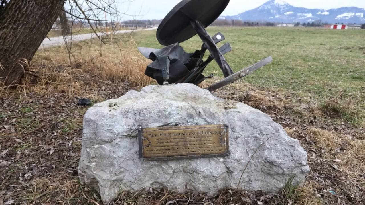 Metallskulptur vom Sockel gerissen 