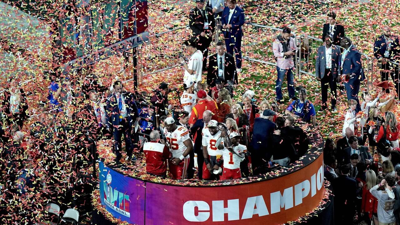 Jerick McKinon hält die Vince Lombardi Trophäe. 