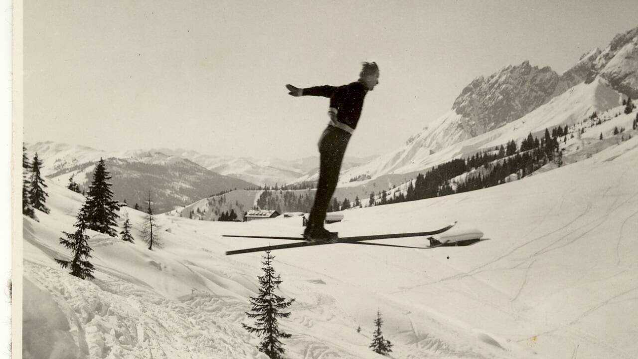  Skischulgründer Peter Radacher senior beim Sprung von der Rudolfschanze in Mitterberg. 