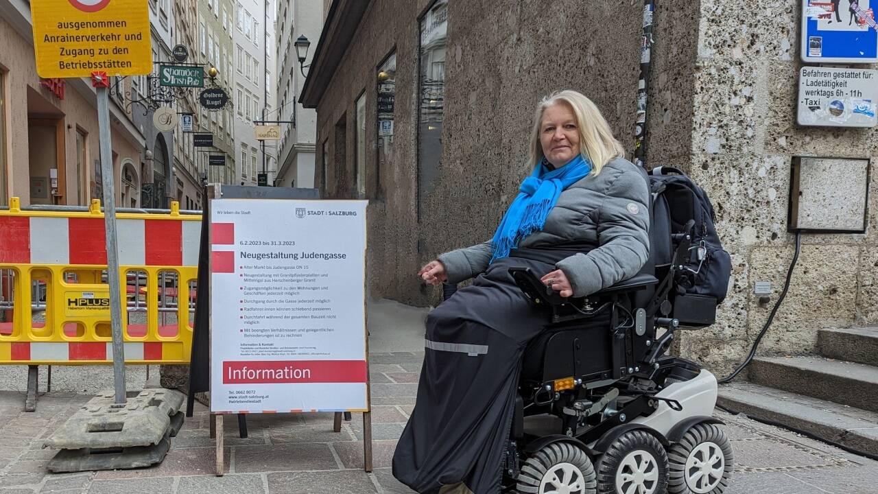 Monika Schmerold kritisiert die fehlende Umsetzung der Barrierefreiheit in Salzburg.  