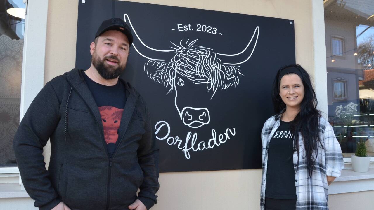 Sie haben es gewagt. Sandra und Franz Brandstätter betreiben in der Unteren Dorfstraße 1 in Köstendorf ihren Dorfladen, der von Montag bis Freitag geöffnet hat. Ab April sind sie auch Postpartner. Sie haben es gewagt. Sandra und Franz Brandstätter betreiben in der Unteren Dorfstraße 1 in Köstendorf ihren Dorfladen, der von Montag bis Freitag geöffnet hat. Ab April sind sie auch Postpartner.