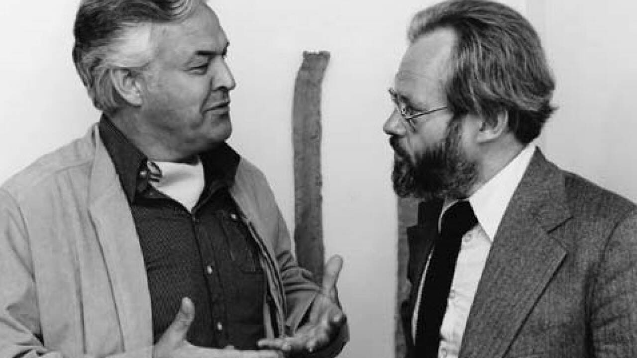 Friedrich Cerha mit Sänger Theo Adam anlässlich der Uraufführung der Oper „Baal“ in Salzburg. 