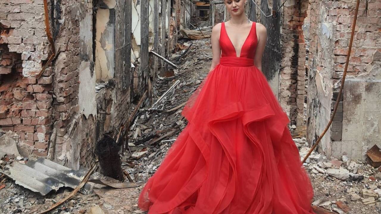 Das Foto der damals 16-jährigen Valerija, die in einem roten Abschlussball-Kleid auf den Trümmern ihrer Schulte in Charkiw steht, ging um die Welt.  