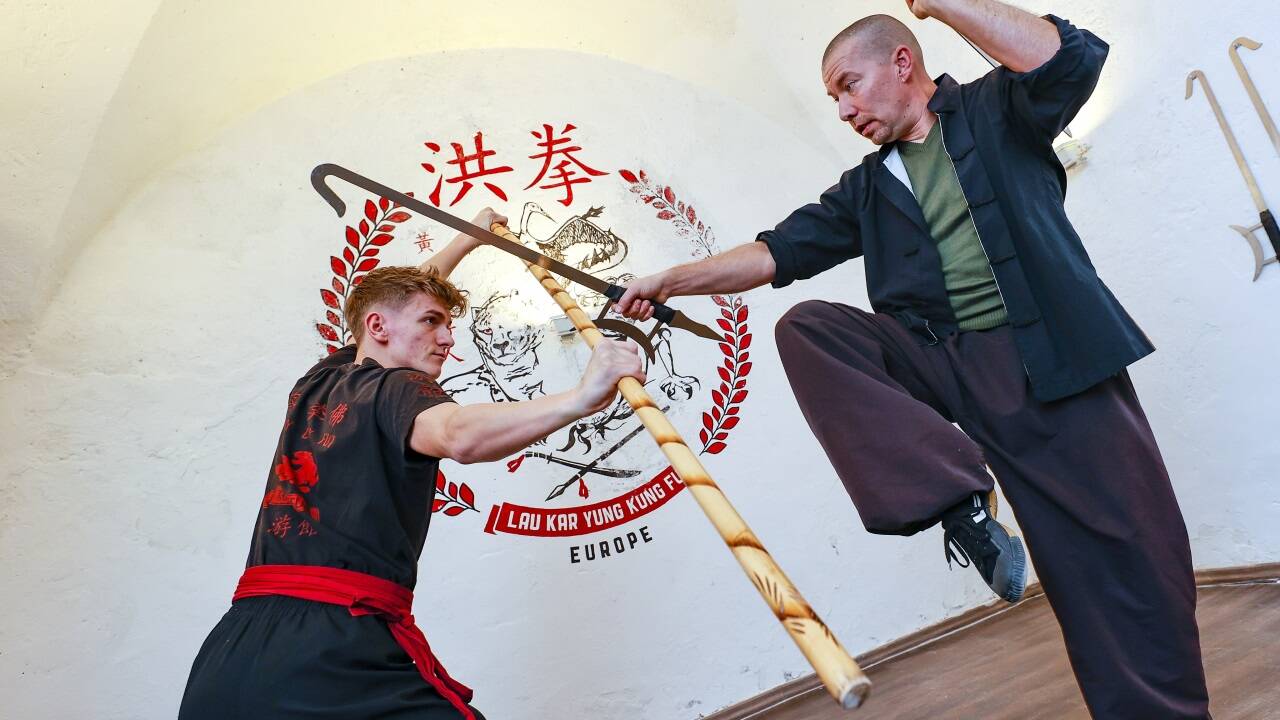 Kung-Fu-Meister Dominik Spies und sein 21 Jahre alter Sohn Dennis haben sich der Kampfkunst verschrieben. Seit 2021 lehrt Spies die traditionellen Techniken in seiner Akademie in Salzburg. Er hat das Erbe der berühmten Lau-Familie angetreten. 