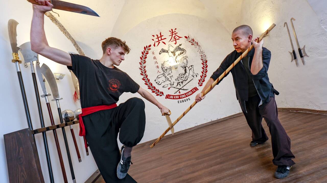 Kung-Fu-Meister Dominik Spies und sein 21 Jahre alter Sohn Dennis in der Kung-Fu–Akademie am Mirabellplatz.  