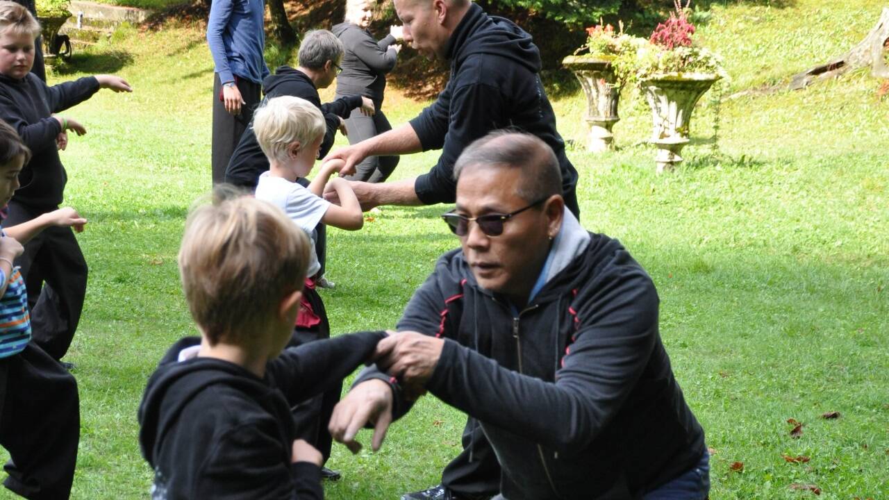 Großmeister Lau Kar Yung und Dominik Spies beim Training mit Kindern in den Dolomiten.  