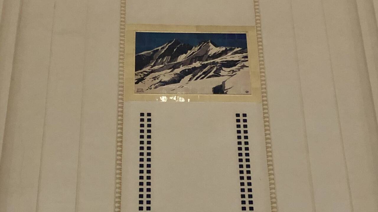 Keramikbild des Großglockners von Otto Barth in der Halle des Salzburger Hauptbahnhofs Keramikbild des Großglockners von Otto Barth in der Halle des Salzburger Hauptbahnhofs