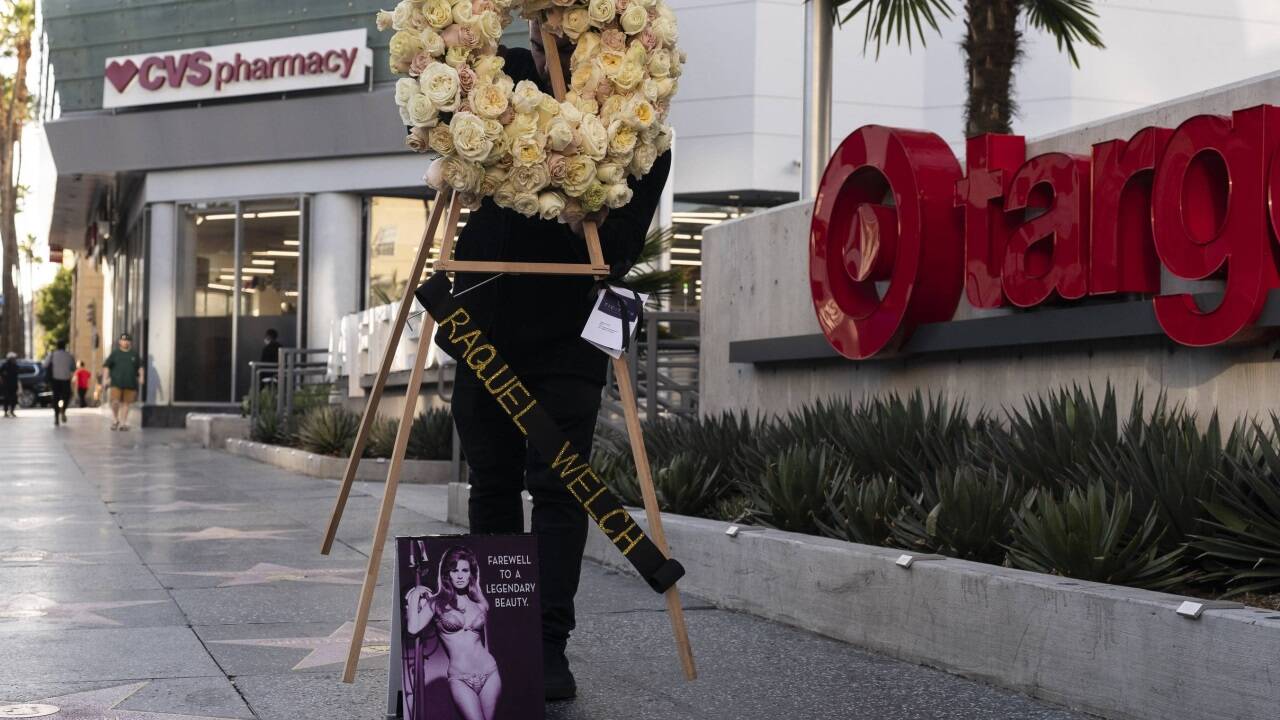 Welchs Stern am Hollywood Walk of Fame mit Trauerkranz. 
