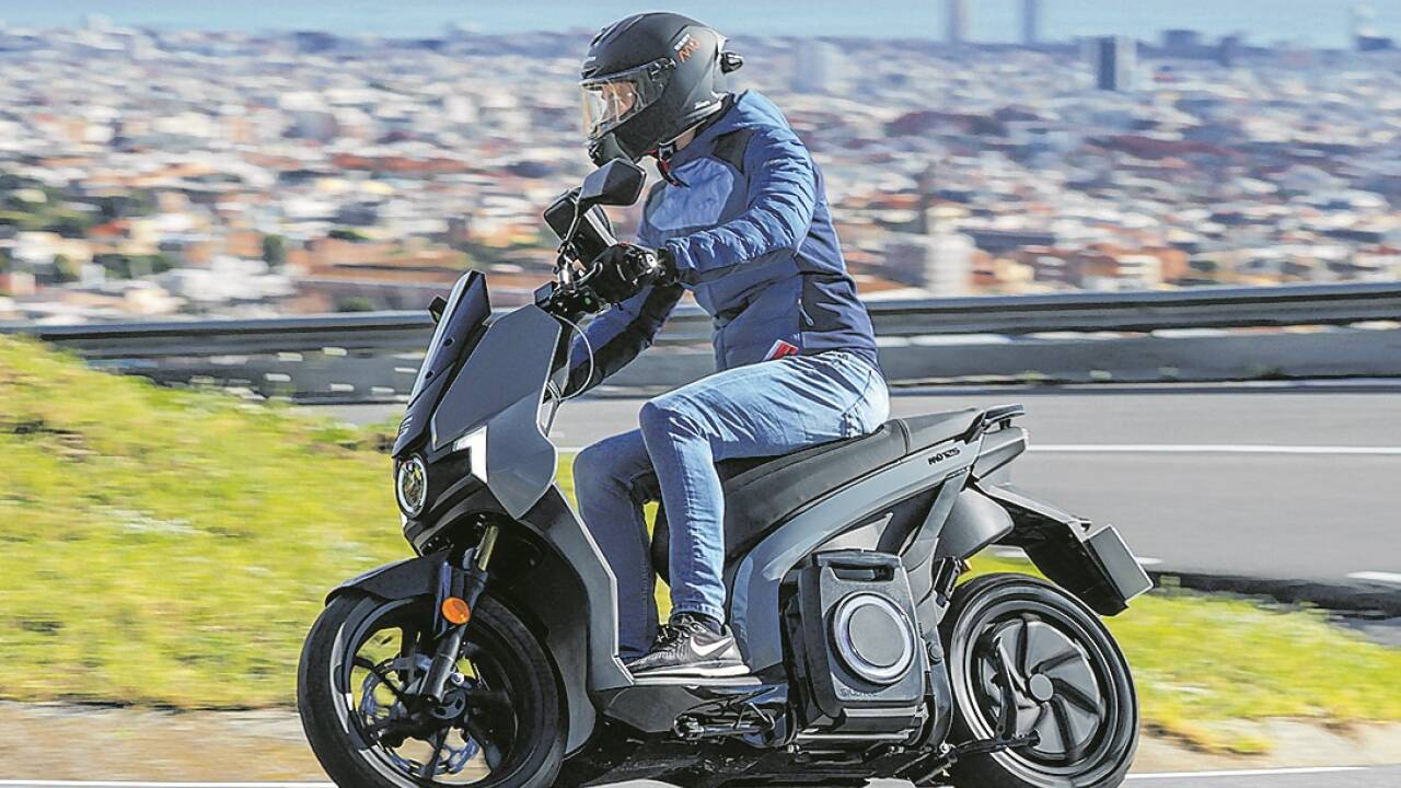 Macht auch in den Kurven rund um Barcelona Spaß: der Seat MÓ 125 Performance. 