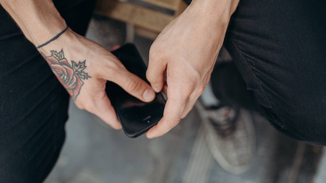 Manche tun sich schwer, das Smartphone aus der Hand zu geben. 