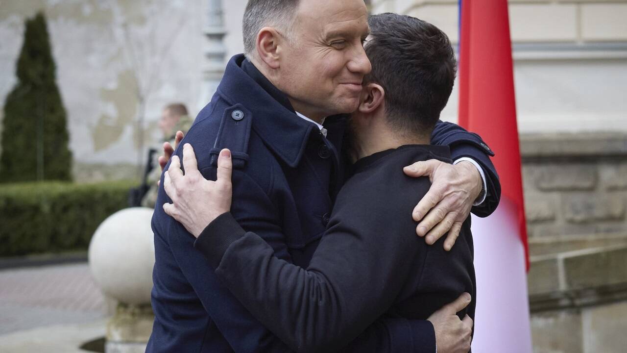 Präsident Andrzej Duda umarmt seinen ukrainischen Amtskollegen Wolodymyr Selenskyj. 