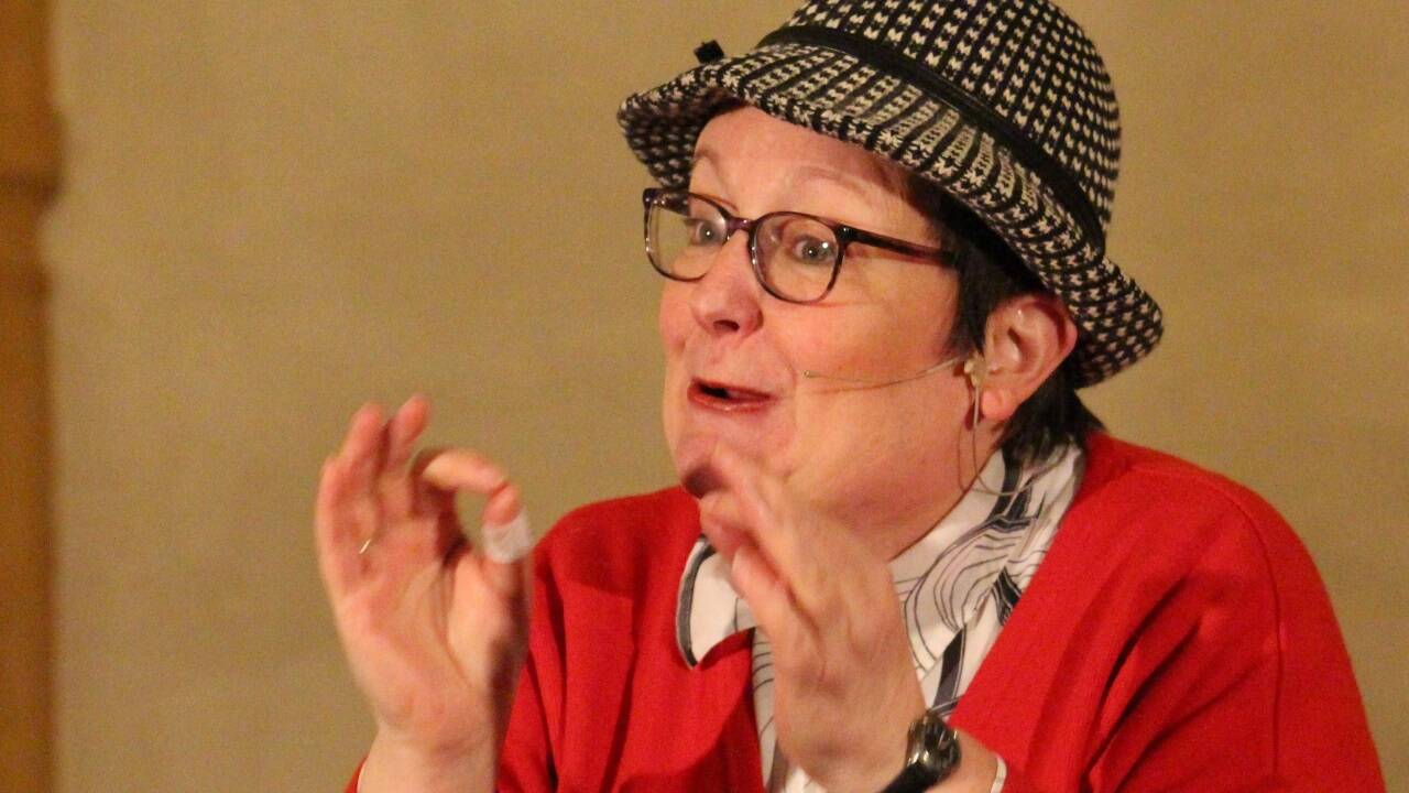 Ulrike Böhmer als Erna Schwabietzky auf der Bühne.  Ulrike Böhmer als Erna Schwabietzky auf der Bühne.