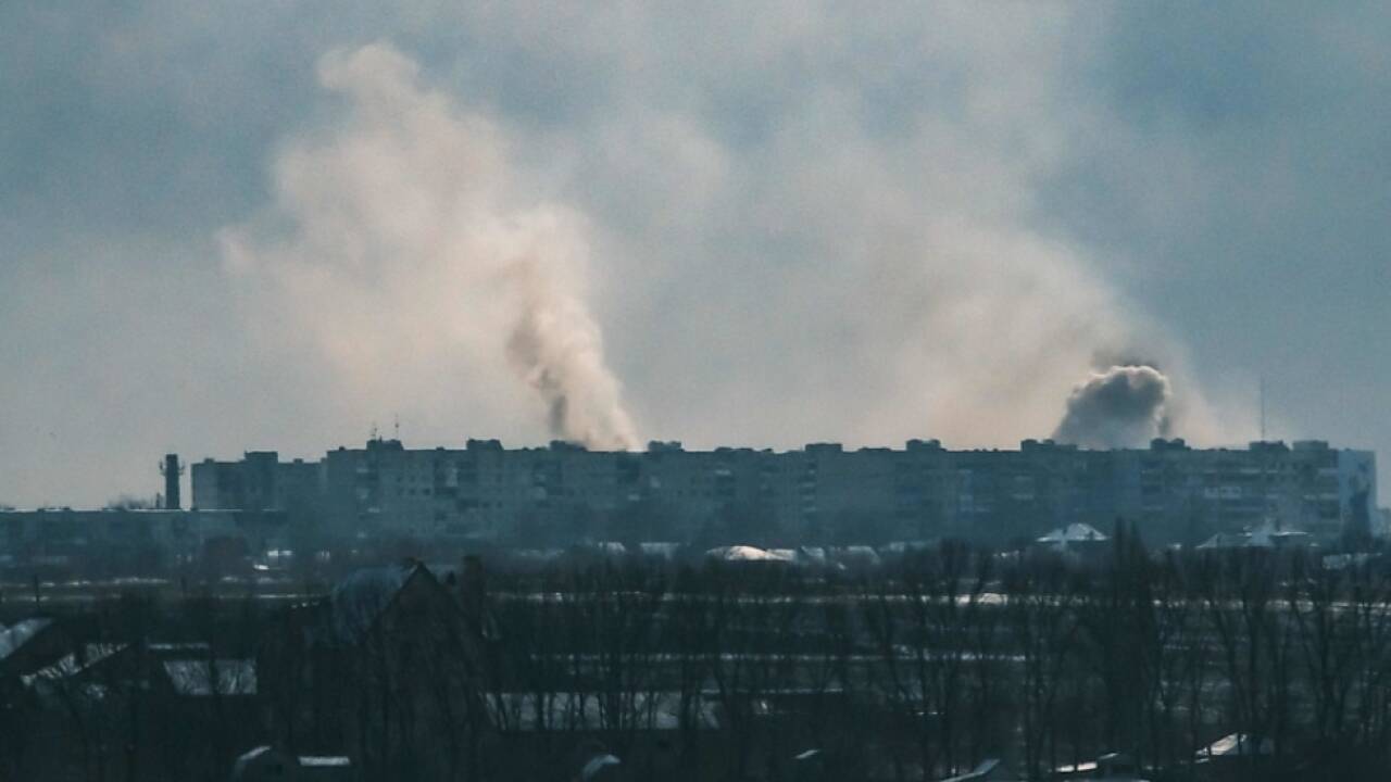 Rauch über den Dächern der umkämpften Stadt Bachmut 
