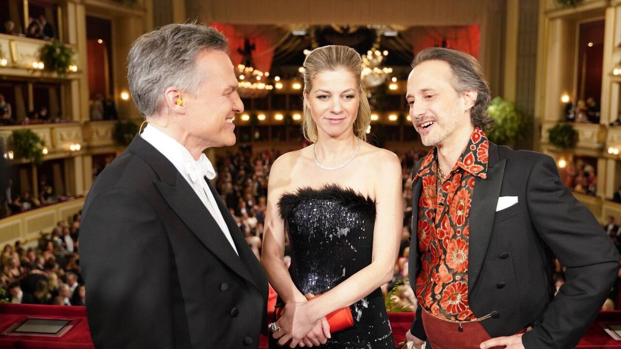 Launiges Opernballflair: Tarek Leitner mit Hilde Dalik und Michael Ostrowski. 