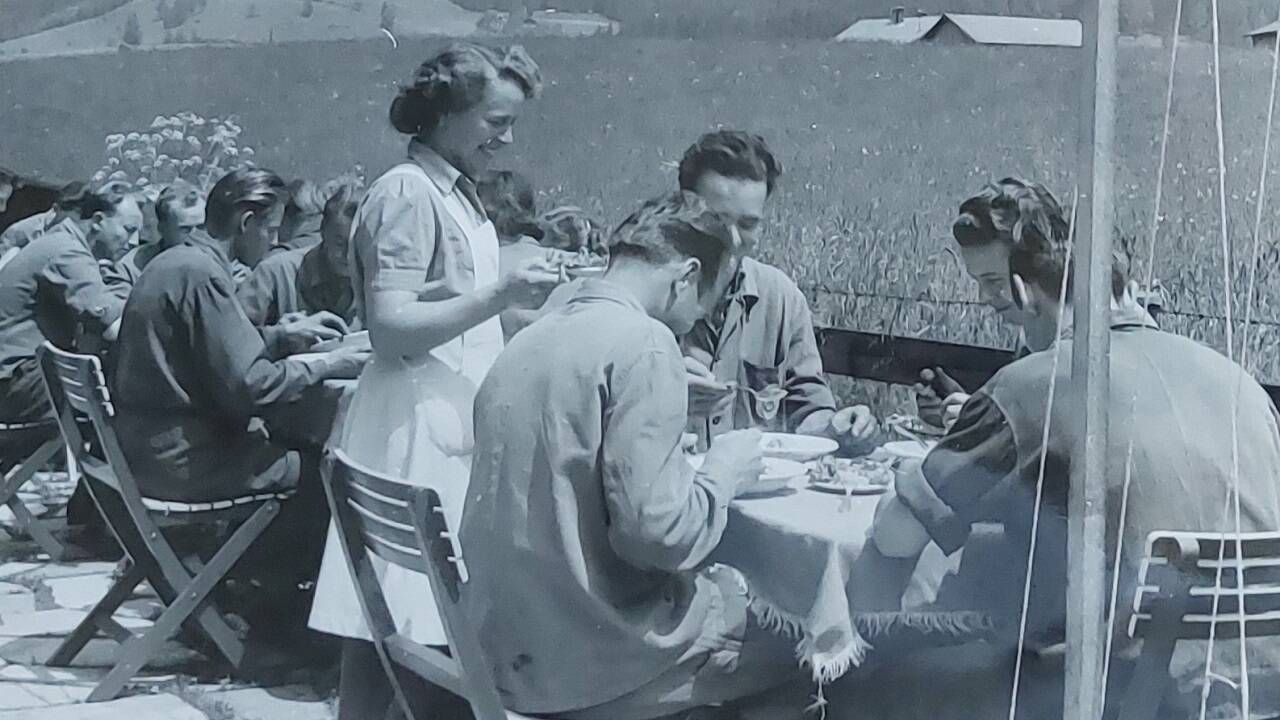 Mittagessen neben der Halle. Hinten das Kukuruzfeld. 