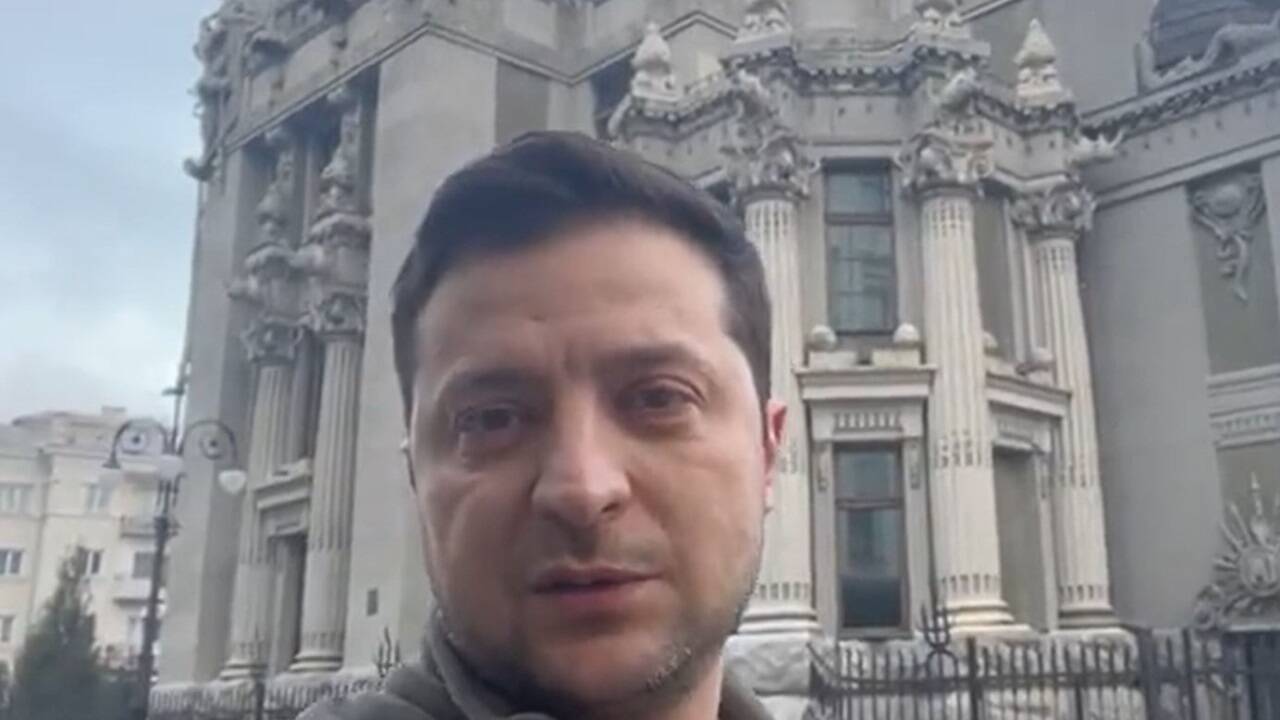 „Ich brauche keine Mitfahrgelegenheit, ich brauche Munition“, sagte der ukrainische Präsident Wolodymyr Selenskyj am 24. Februar 2022, nachdem ihn die USA evakuieren wollten. Er lehnte ab. 