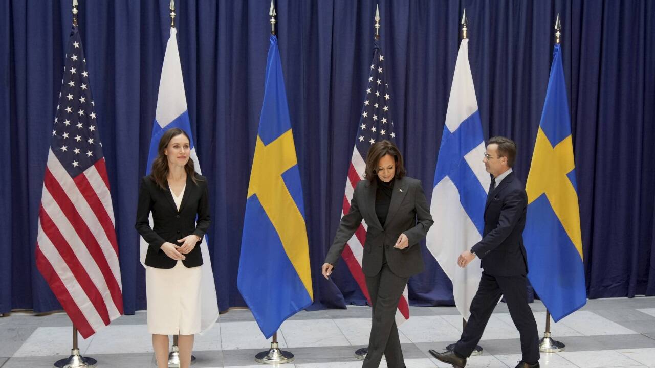 Finnlands Premierministerin Sanna Marin, US–Vize-Präsidentin Kamala Harris und Schwedens Premier Ulf Kristersson bei der Münchner Sicherheitskonferenz.  
