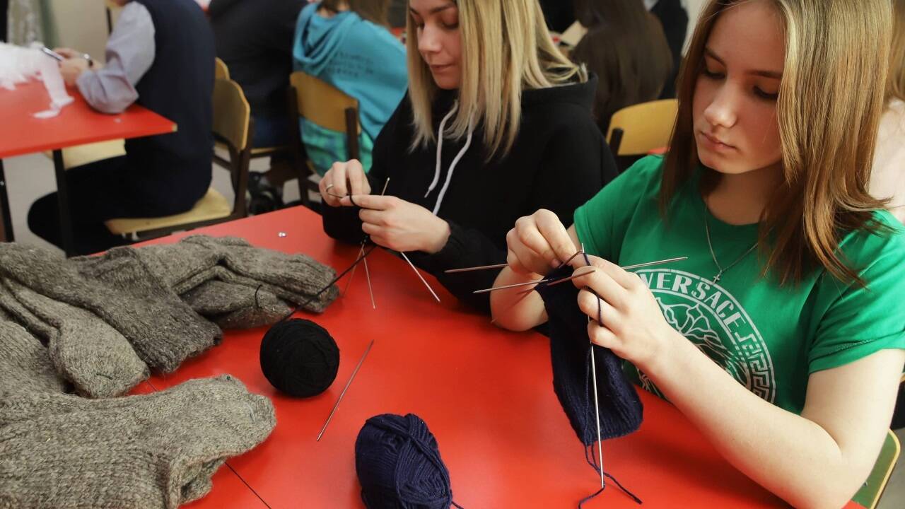 Russland: Statt des Unterrichts stricken Schülerinnen in Greorgievsk Socken.  