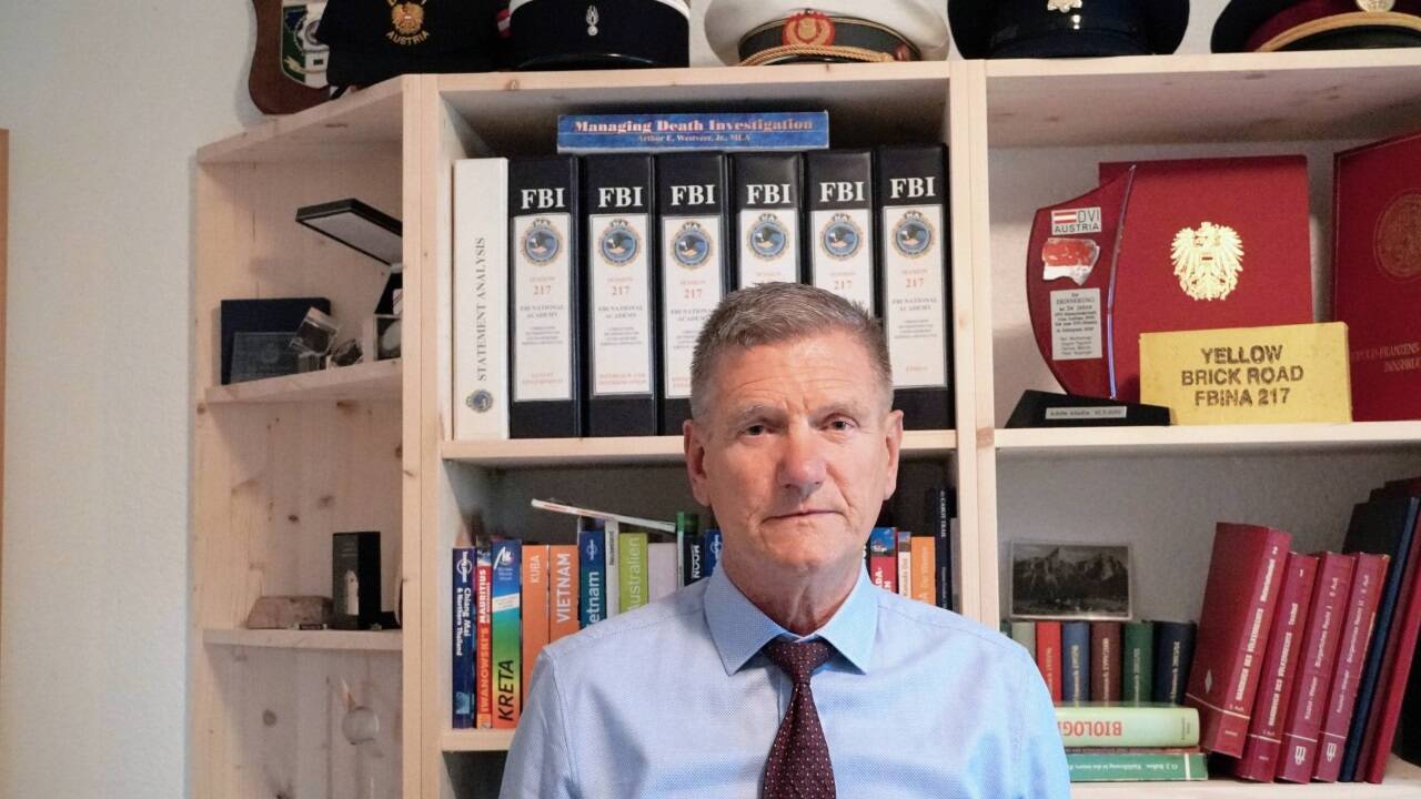 Als Kriminalist war Christoph Hundertpfund weltweit unterwegs, er sammelte bei seinen Einsätzen und Kursen einige Uniformkappen und Abzeichen. Als Kriminalist war Christoph Hundertpfund weltweit unterwegs, er sammelte bei seinen Einsätzen und Kursen einige Uniformkappen und Abzeichen.