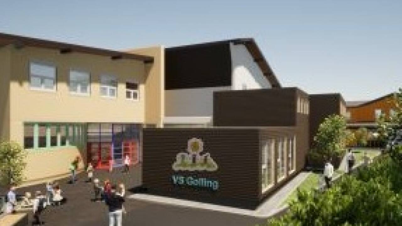 Vor dem jetzigen Volksschulgebäude könnte ein zweistöckiger Anbau mit zwei Gruppenräumen, einem Gruppen-/Essraum und einem Rückzugsraum Platz finden, der die bestehende barrierefreie Rampe als Eingang nutzt.  