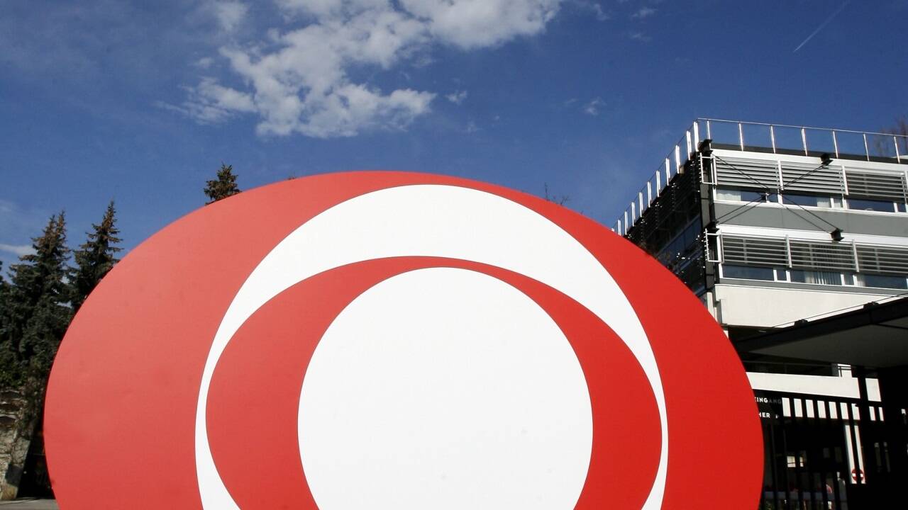 Das Logo des ORF vor dem Haupteingang zum ORF-Zentrum am Wiener Küniglberg.  