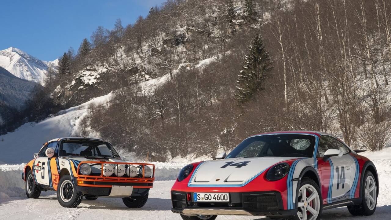 Die Neuauflage (r.) 911 Dakar trifft das Original-Rallyefahrzeug aus dem Jahr 1984.  