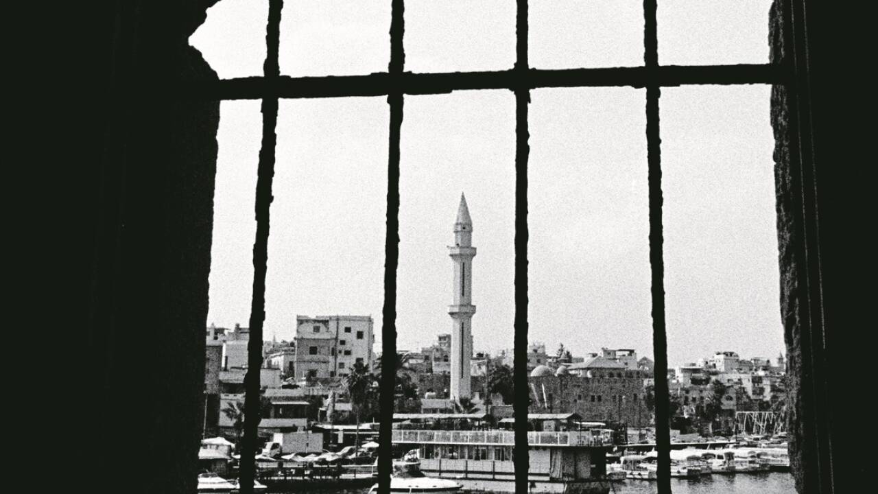 Hinter Gitter. Kein Gefängnis für Politiker, sondern Blick auf Sidon von der Ruine der Festung.  