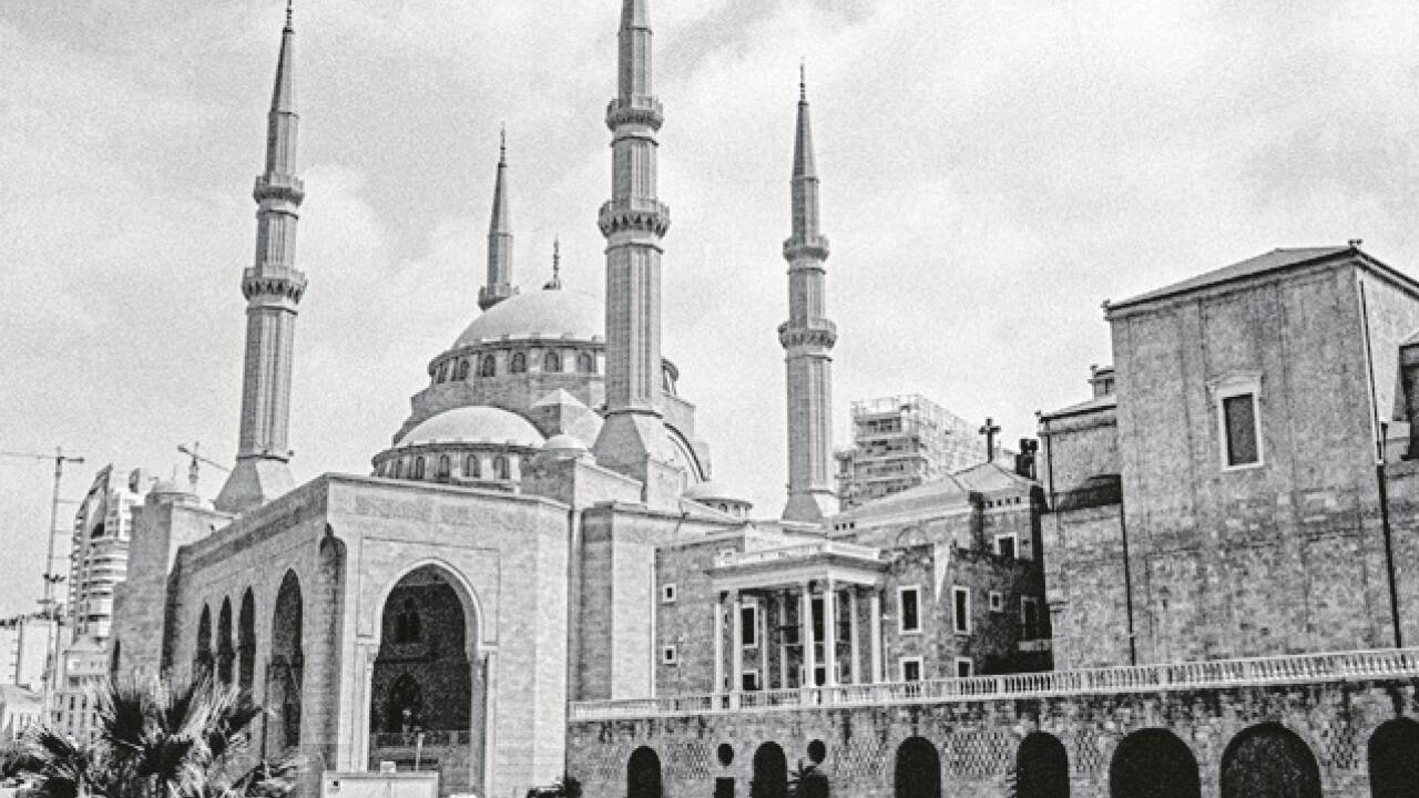 Islam und Christentum. Die Blaue Moschee von Al-Amin neben der St.-Georgs-Kirche in Beirut. 