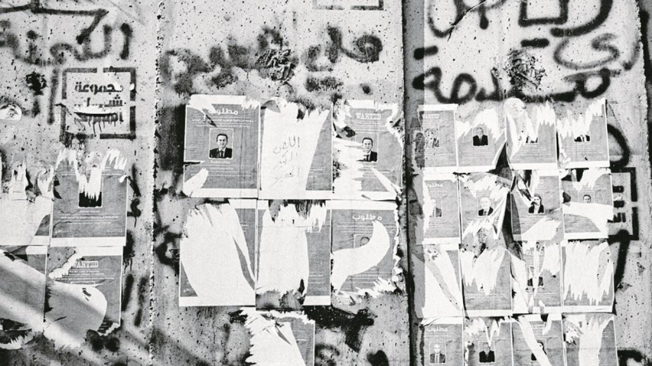 Wand der Schande: Korrupte Banker und Politiker gesucht, tot oder lebendig. 