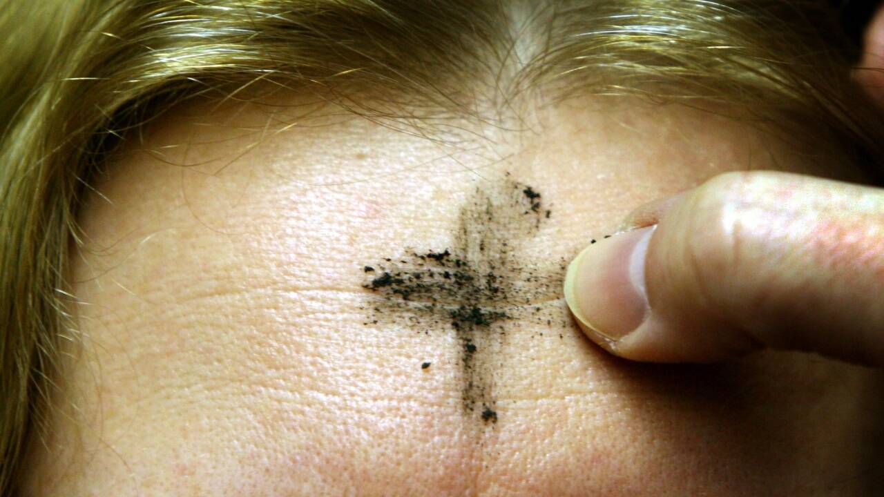 Am Aschermittwoch malt der Pfarrer den Menschen im katholischen Gottesdienst oft ein Kreuz aus Asche auf die Stirn. Sie steht für die Vergänglichkeit. 