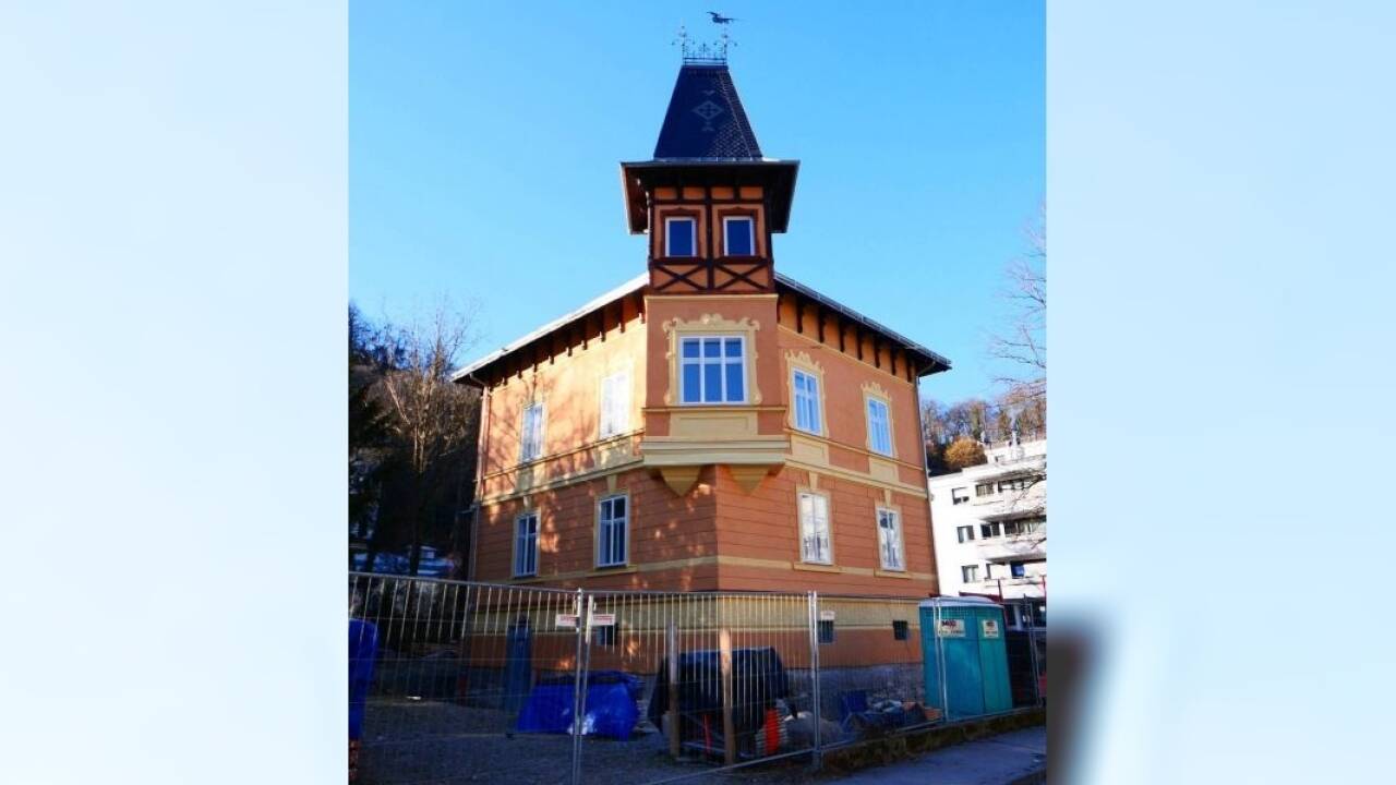 Der Eckturm beherrscht die Bauform.  
