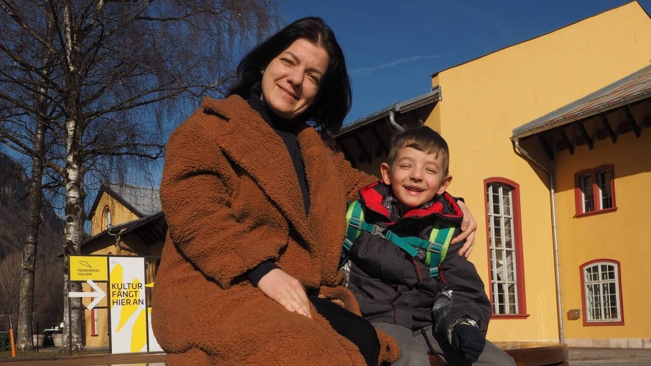 Von Kiew nach Hallein: Anna Varavva mit Sohn Miroslav (7).  