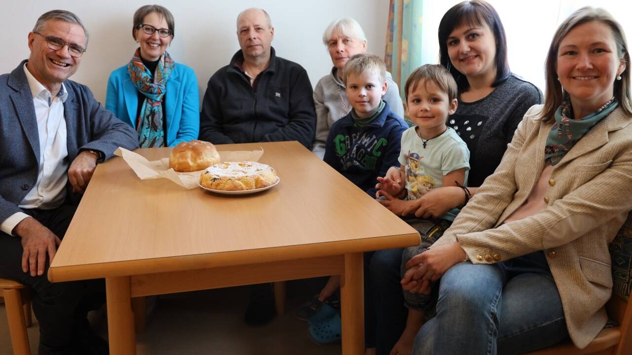 Mascha Pankratz (r.), Klaus und Alexandra Mittendorfer (l.) unterstützen Serhii Olenik, Tetiana Marchuk mit Sohn Fedja, Anna und Iraklii Hventsadze im Alltag.  