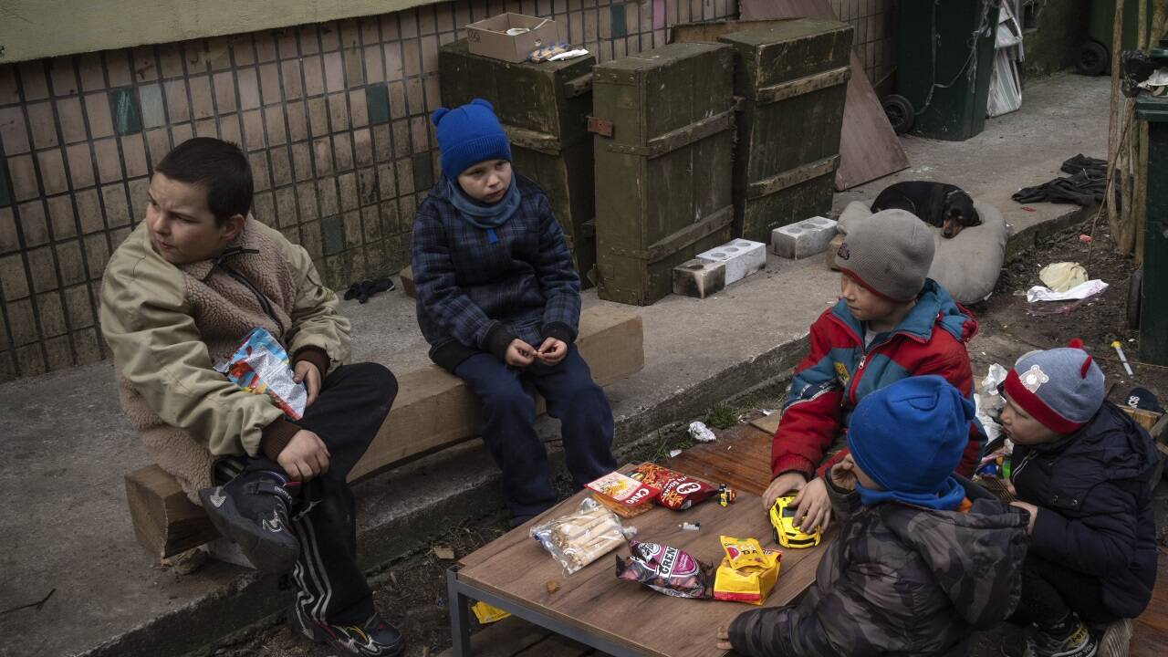 Kinder in Butscha, einem Vorort von Kiew, nachdem sie von einer Ausgabestelle für Essen ein paar Süßigkeiten geschenkt bekommen haben. /R. Abd 