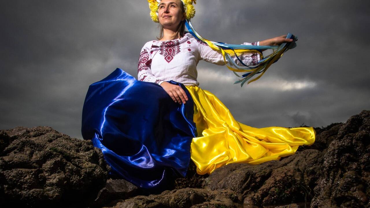 Fotograf Joann Randles hat Olha Boyko ein Jahr nach Kriegsbeginn in Szene gesetzt. Boyko kommt aus der Stadt Boryspil nahe Kiew, sie floh am ersten Kriegstag nach Großbritannien.  