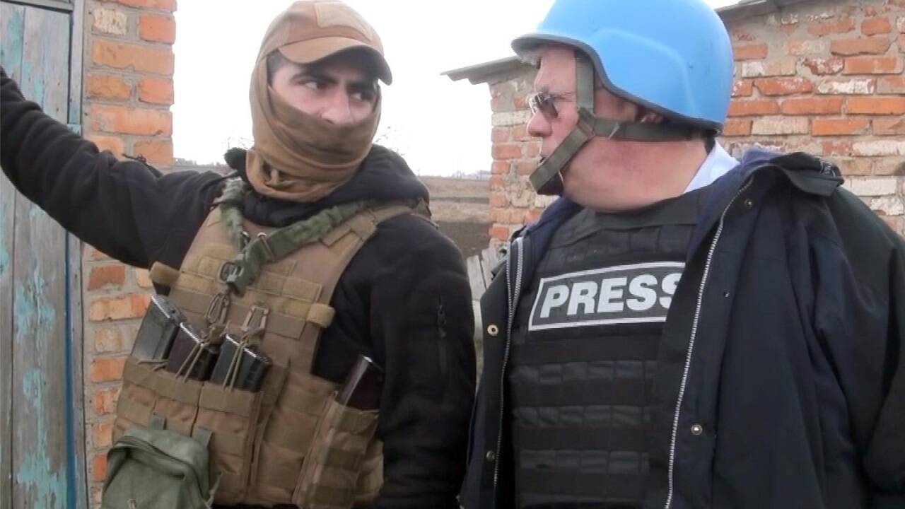 Der ORF-Korrespondent im Gespräch mit ukrainischen Kämpfern. 