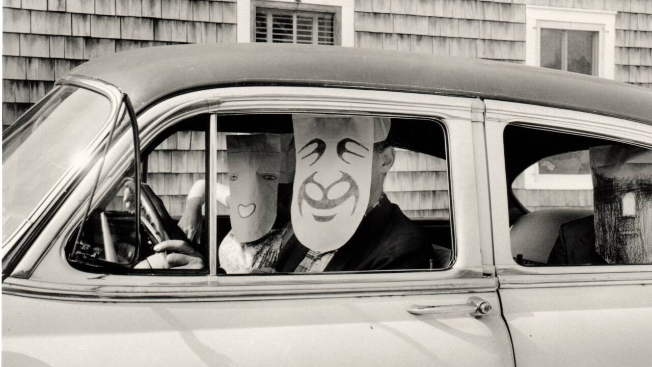 Masken und Menschen: Fotografin Inge Morath trifft auf Saul Steinberg. Masken und Menschen: Fotografin Inge Morath trifft auf Saul Steinberg.