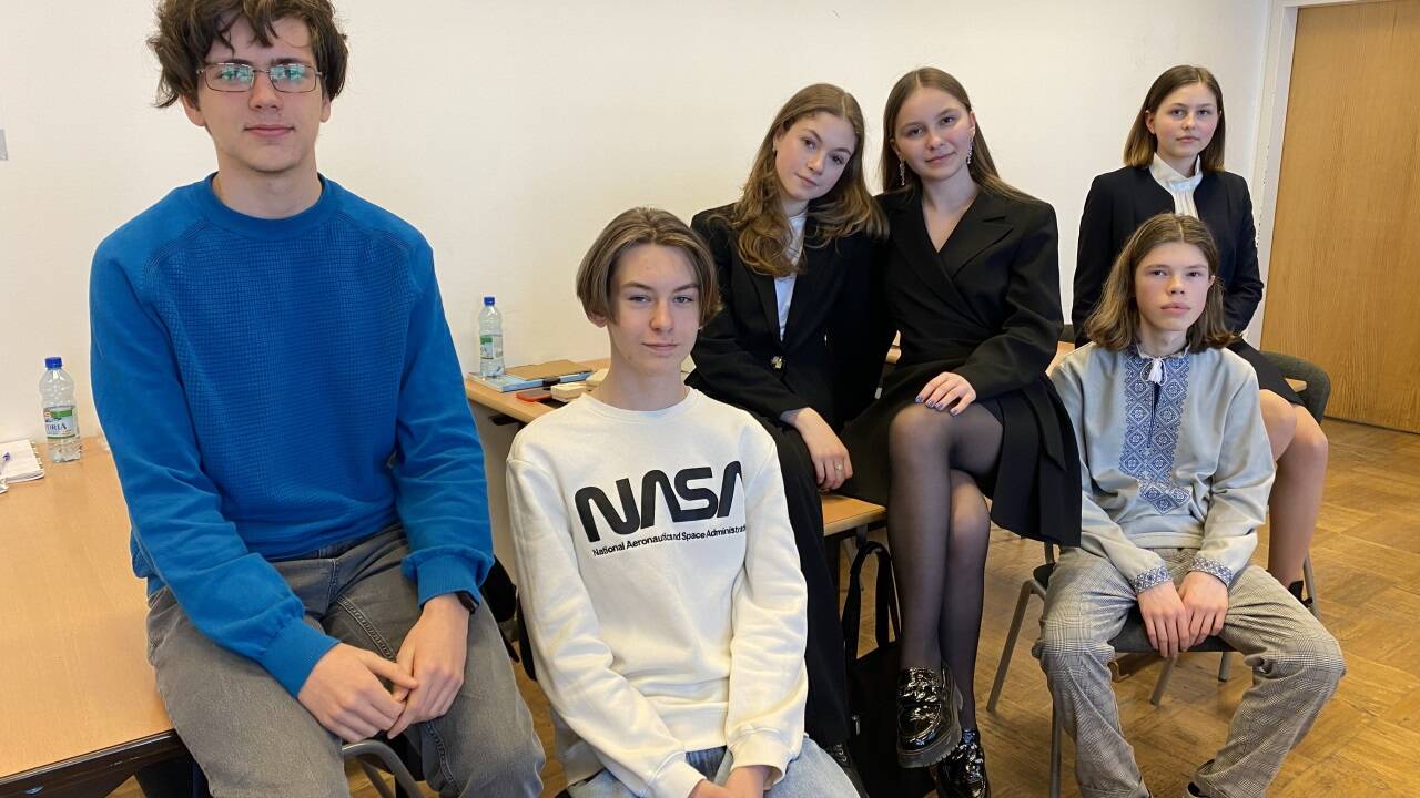 Jugendliche aus der Ukraine, die in Wien ihren Pflichtschulabschluss machen. Die 16-jährige Schülerin Zlata (3. von rechts) lebt mit ihrer Mutter und ihrer Schwester in Wien. 