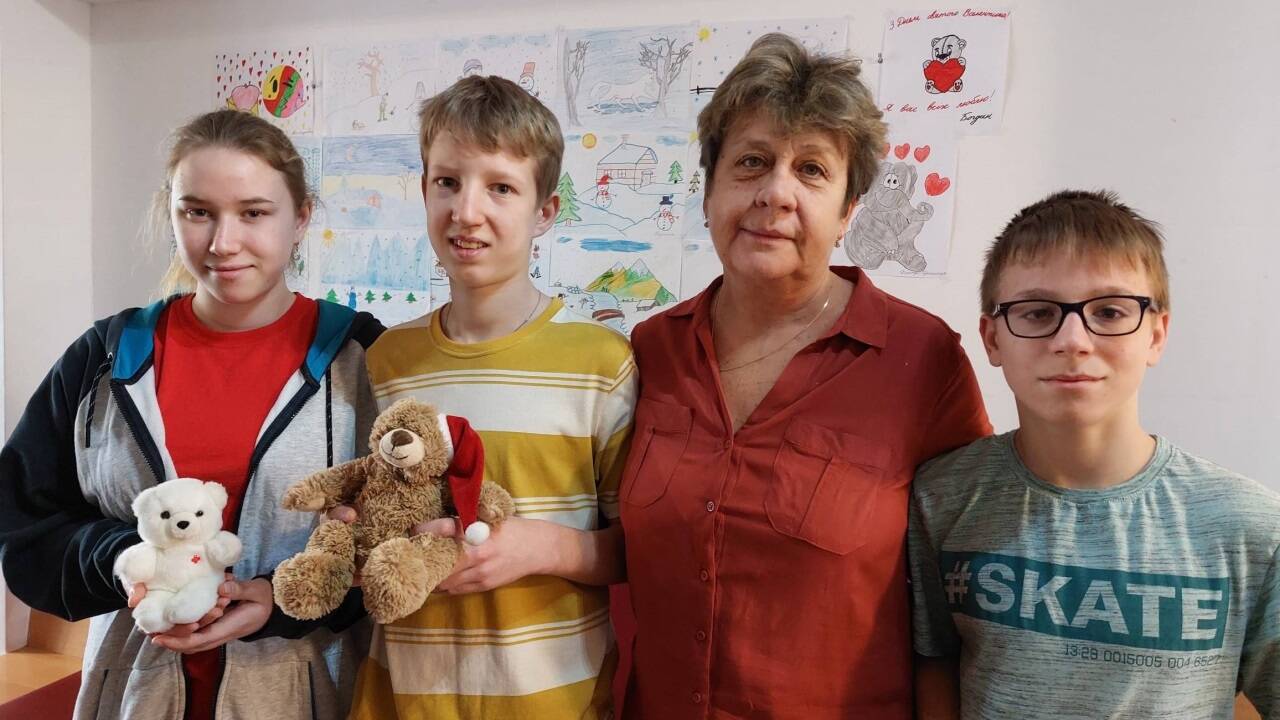 Die pädagogische Leiterin Larysa Dmitriienko mit Viktoria, Dimian und Iwan (rechts). 