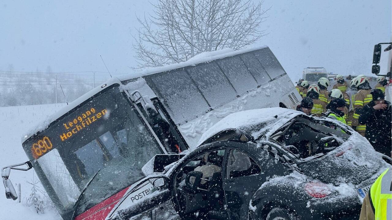 Schwerer Verkehrsunfall auf der B164 bei Leogang. 