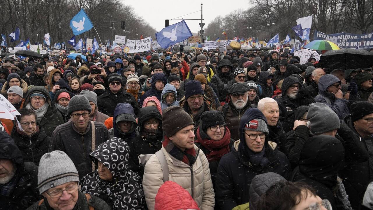 Zehntausende Menschen beim 'Aufstand für Frieden' in Berlin 
